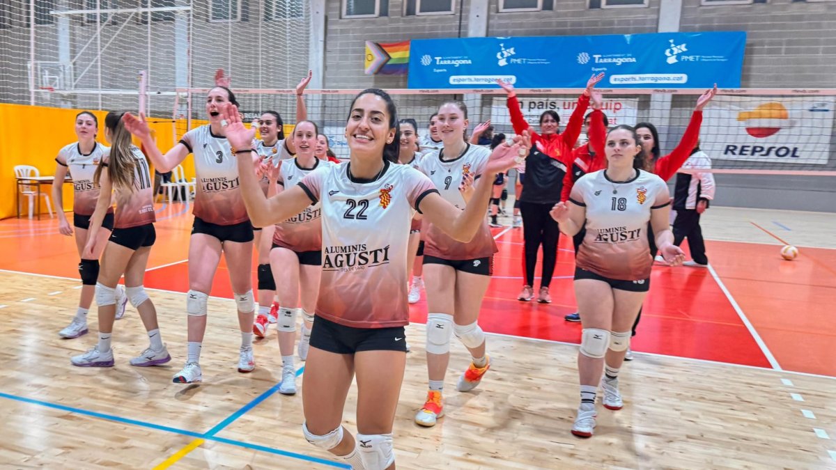 Carolina Züñiga celebrant amb la resta de les seves companyes una victòria aquesta temporada.