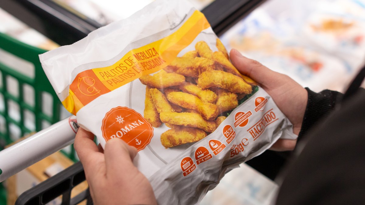 Bolsa de bastoncillos de lluç congelados con informació sobre diferentes maneras de cocinarlos.