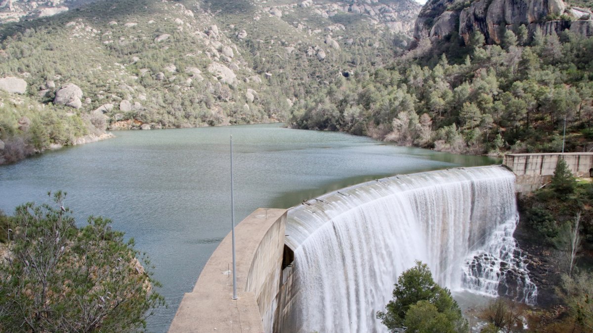 Imatge del pantà de Margalef (Priorat), aquest dimecres, sobreeixint
