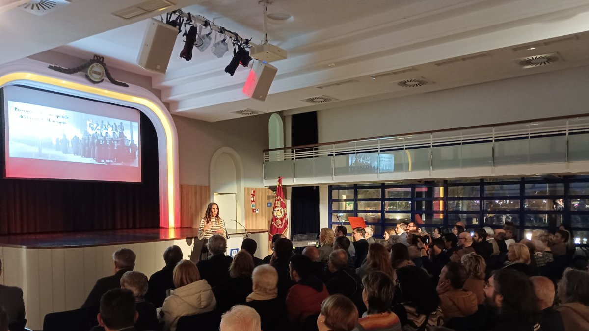 El Gremi de Marejants de Tarragona va presentar ahir al vespre el seu opuscle de Setmana Santa en un acte al Teatret del Serrallo.