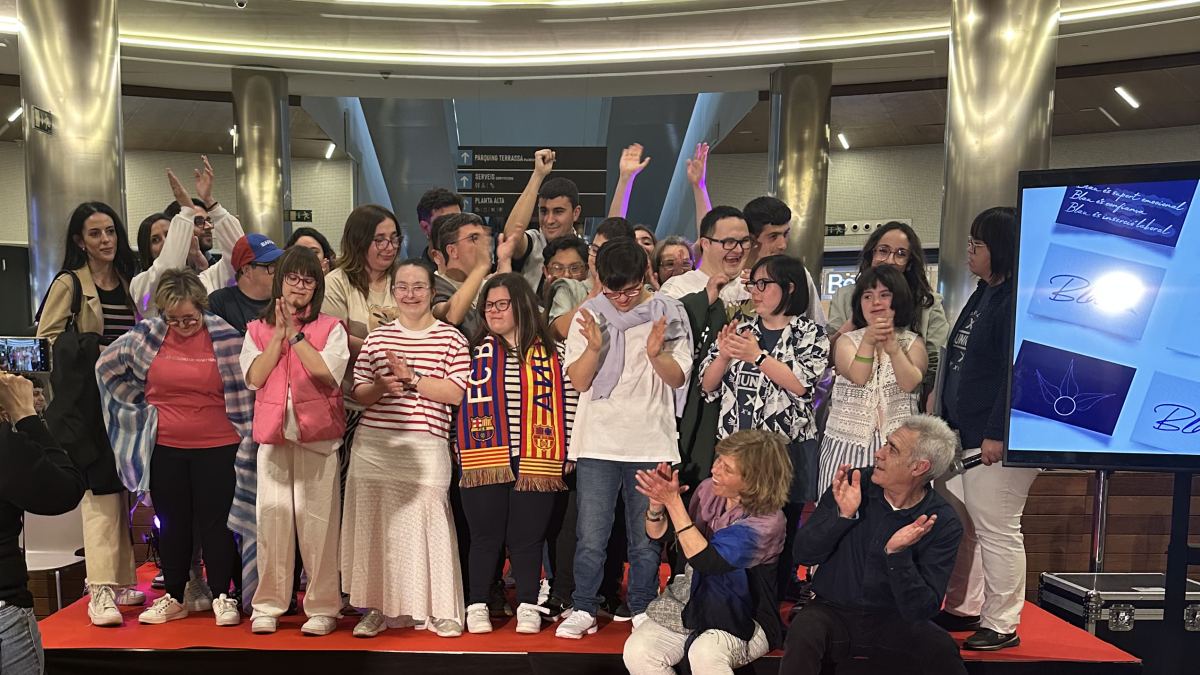 Imagen de los participantes al desfile inclusivo.