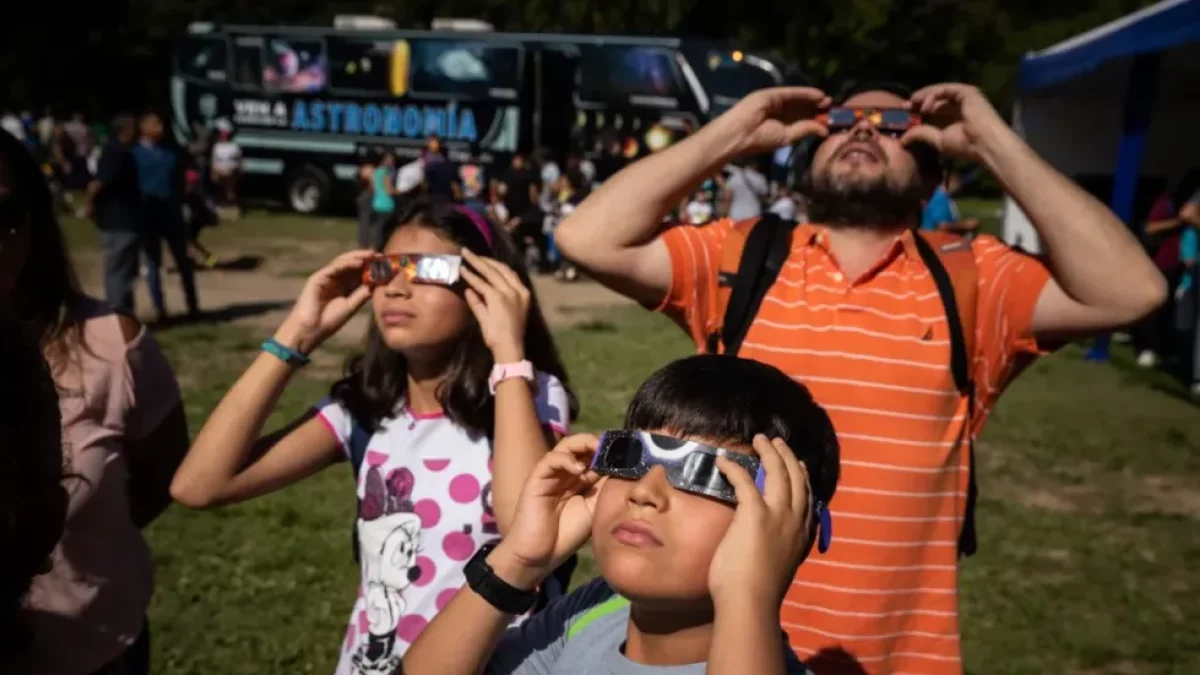 Imatge d’arxiu de diverses persones observant un eclipsi.