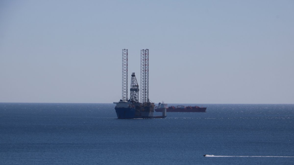 Imatge d'arxiu de la plataforma d'operacions que segellarà els pous submarins del projecte Castor, a la costa tarragonina.