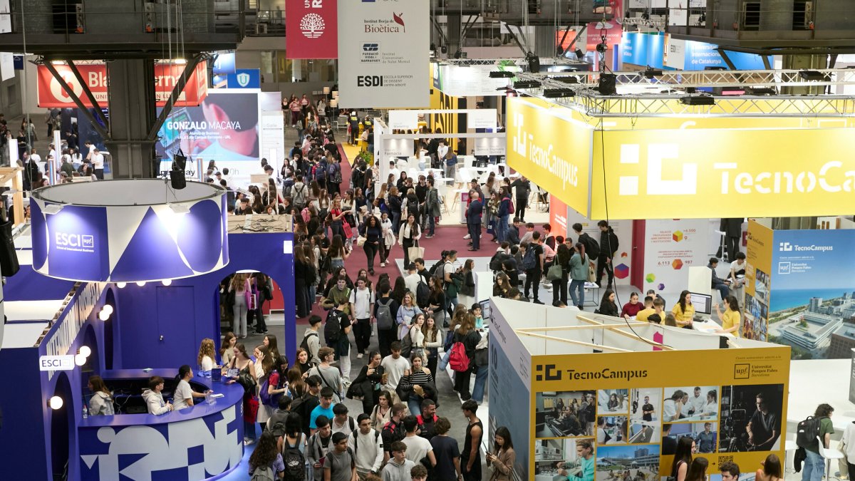 Pla general d'uns estands i assistents al Saló de l'Ensenyament 2025