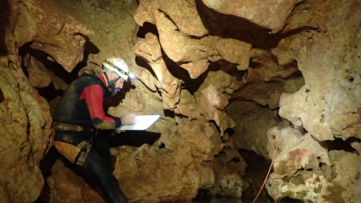 Imatge d’una de les exploracions a la Sala Porpra de la Cova Urbana