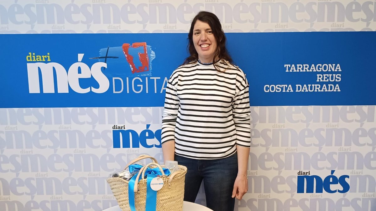 Núria Barberà Solé amb la cistella de Caprabo i Diari Més