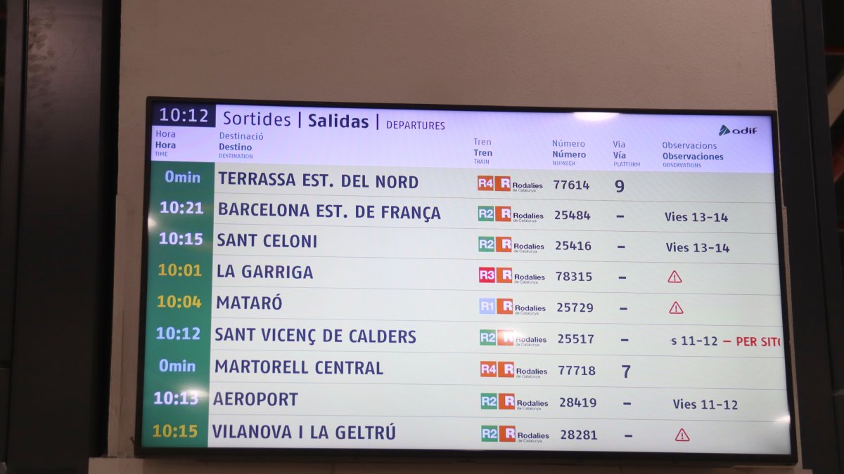 Imatge d'una pantalla d'una estació anunciant trens de Rodalies amb incidències.