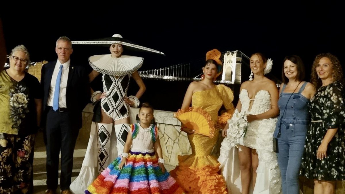 Els primers premis de cada categoria amb les seves modistes del Concurs de Vestits de Paper d'Amposta de 2024.