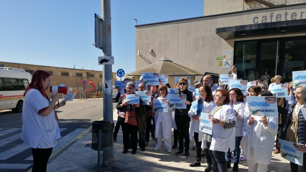 Treballadors de l’Hospital Verge de la Cinta de Tortosa durant la lectura del manifest a les portes del centre per denunciar la paralització de les obres d'ampliació.