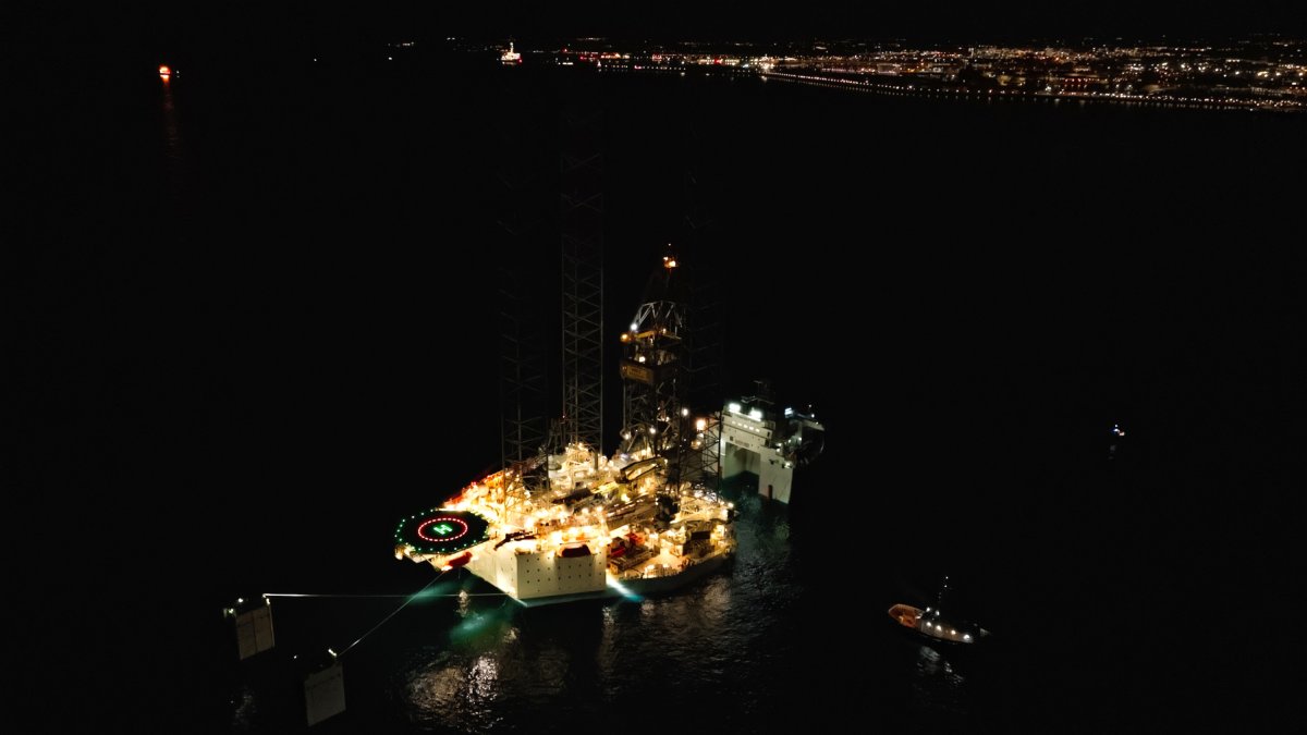 Imatge aèria de l'operació de descàrrega de la platagorma que segellarà el Castor