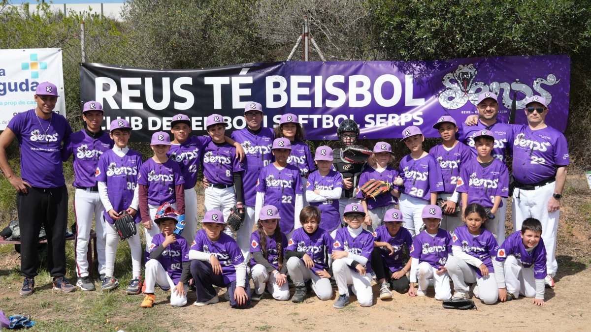 Los jugadores del CBS Serps de Reus después de completar su primer partido oficial como locales.
