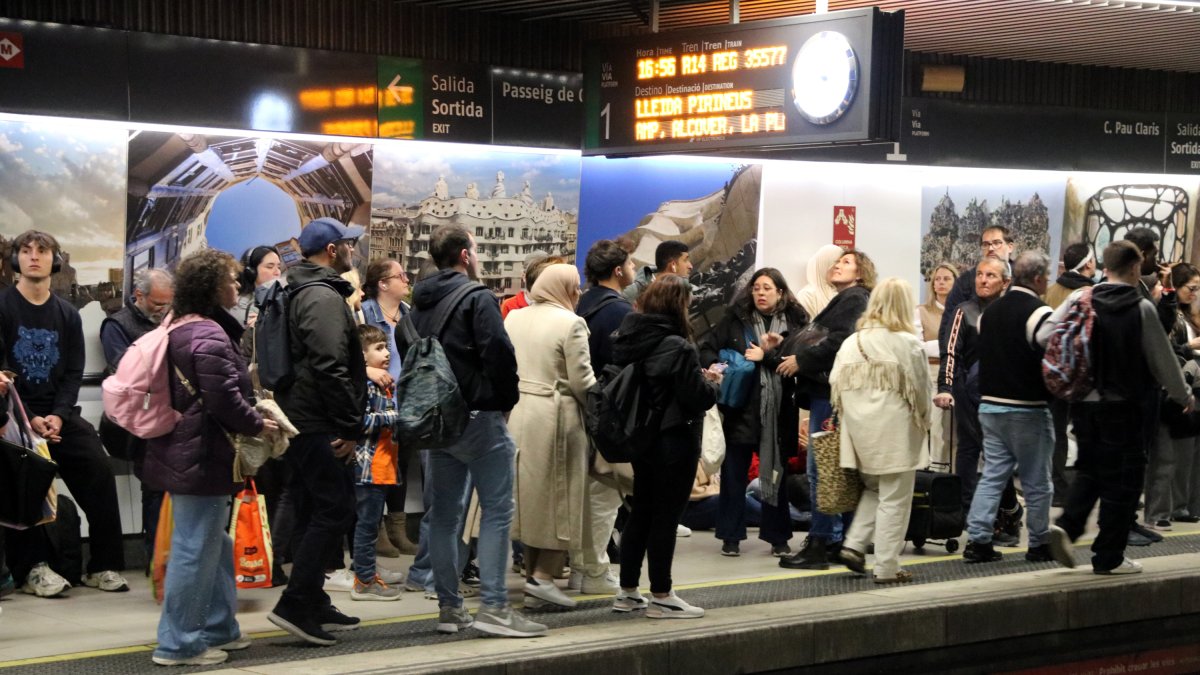 La vía 1 de la estación de paseo de Gracia, llena de gente esperando los trenes