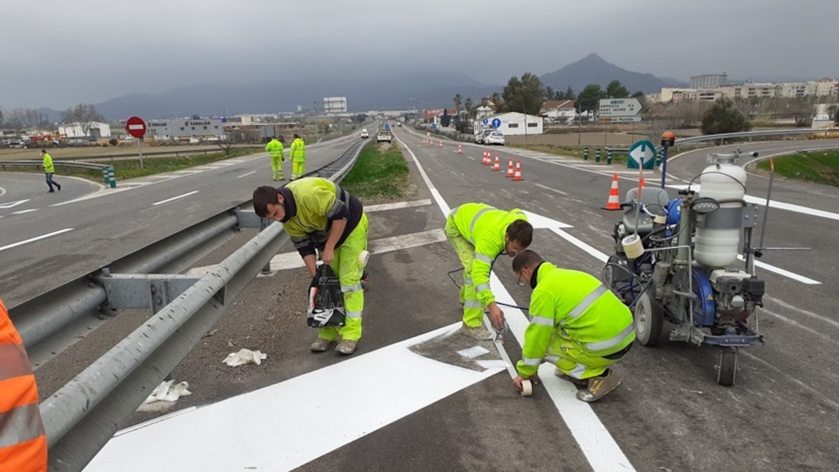 Operaris treballant en una carretera de la demarcació de Tarragona.