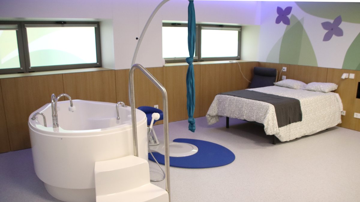 Imagen de la sala de partos naturales de la nueva área de obstetricia del hospital Joan XXIII de Tarragona.