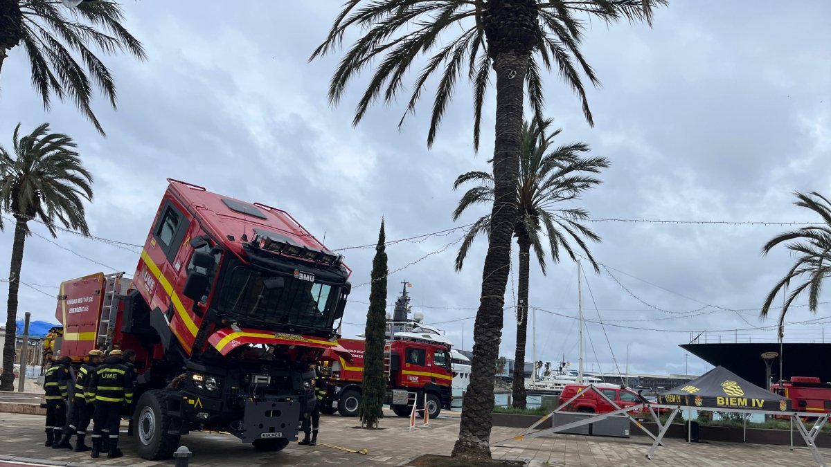 Imatge dels mitjans de l'UME a l'exterior del Tinglado 1 del Moll de Costa del Port de Tarragona.