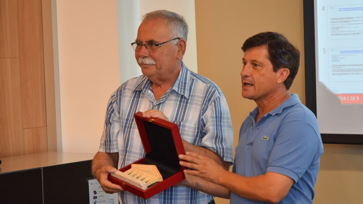 Josep Maria Maceira, a la derecha, durante la entrega de un obsequio en un acto en el Port de Tarragona.
