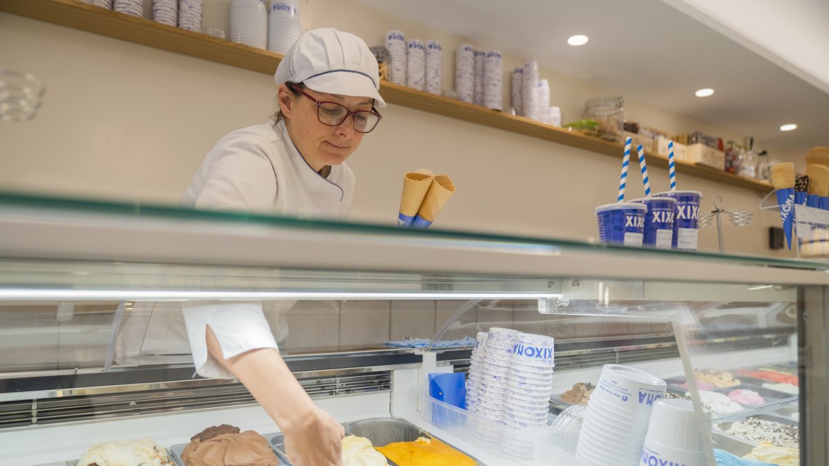 Una geladera servint un gelat en un local de Reus.