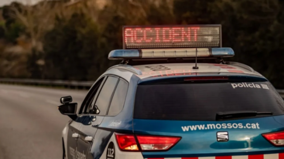 Imagen de archivo de una patrulla de Mossos señalizando un accidente de tráfico.