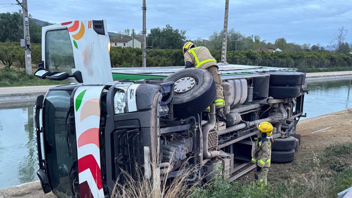 Imagen del camión volcado en la C-12 en Tortosa.