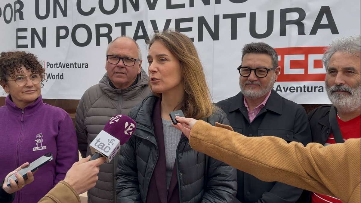 Jéssica Albiach antes de reunirse con el comité de empresa de PortAventura.