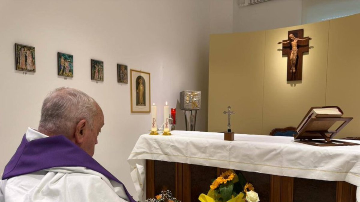Imatge d'arxiu del papa Francesc, assegut davant l'altar de l'hospital Gemelli de Roma