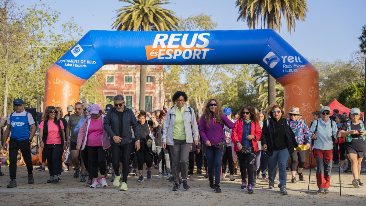 Centenars de persones van participar en la caminada popular de primavera, destinada a sensibilitzar sobre el càncer.