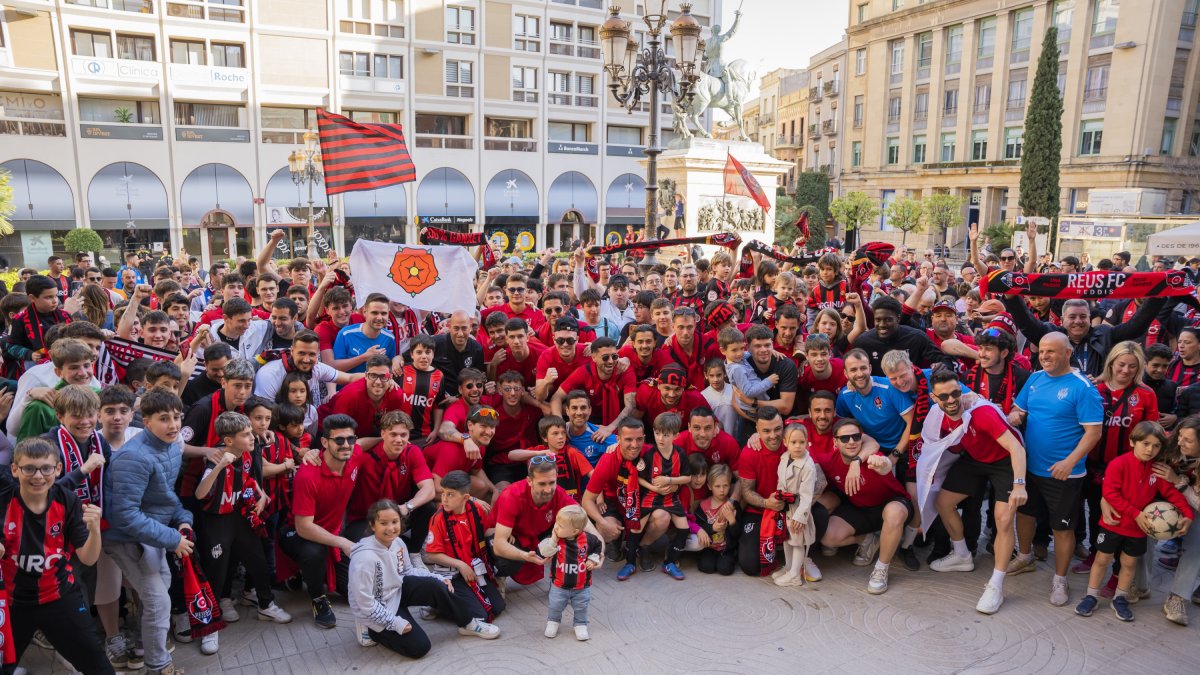 Los jugadores del Reus FC Reddis celebrando el ascenso a Segunda RFEF con su afición ayer en la plaza Prim.