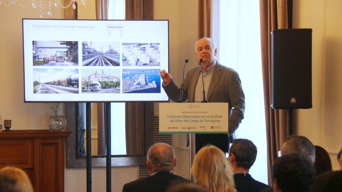 El catedrático de la URV, Francesc Borrull, durante la presentación del estudio de la calidad del aire, en Casa Miret de Tarragona.