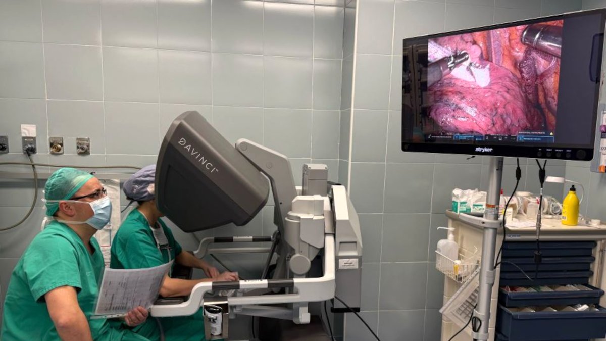 Dos metges durant una intervenció de Medicina Nuclear Toràcica a l'Hospital Joan XXIII de Tarragona.