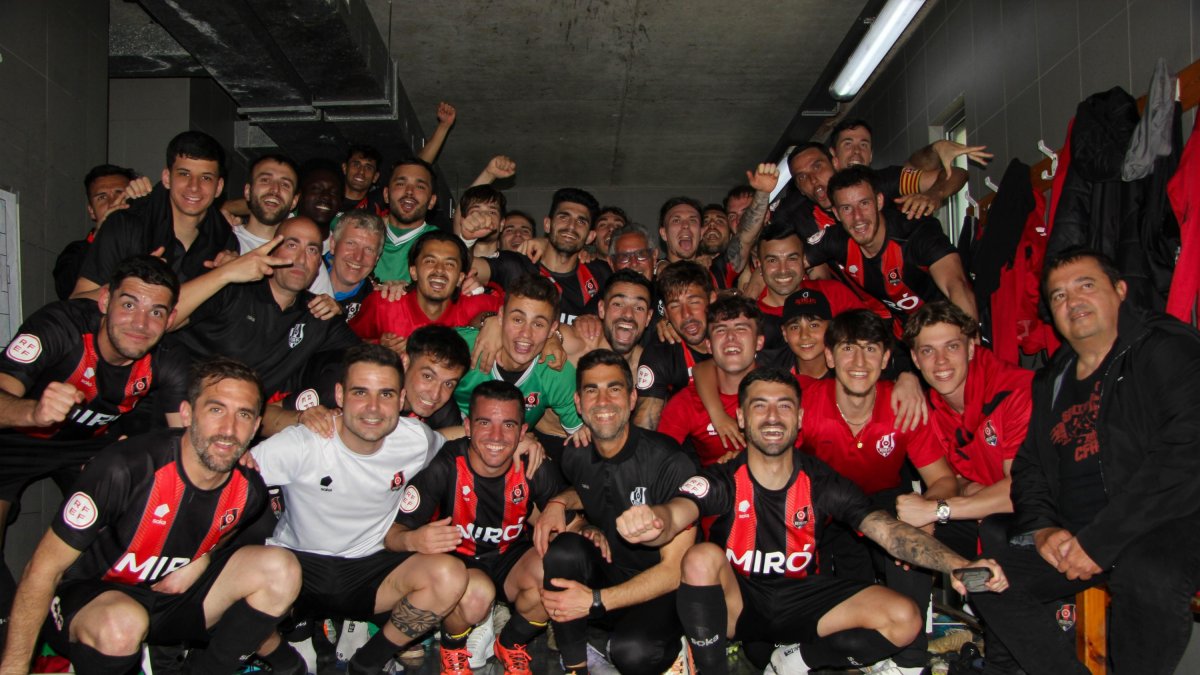 Los jugadores del Reus FC Reddis celebrando el ascenso en el vestuario del San Cristóbal.