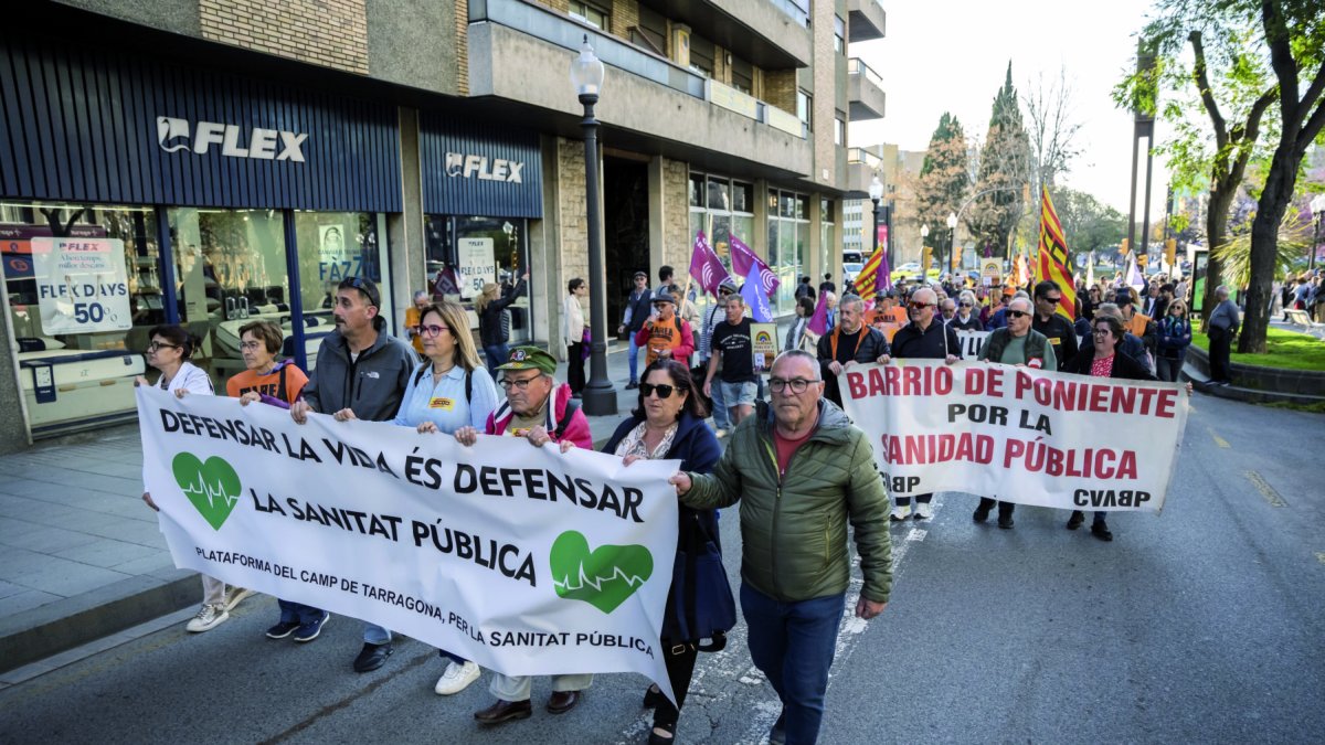 Imagen de la manifestación, convocada por la Plataforma Camp de Tarragona per la Sanitat Pública.
