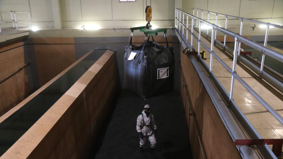 Un operario se prepara para descargar un saco de carbón activo en la planta potabilizadora del CAT en l'Ampolla.