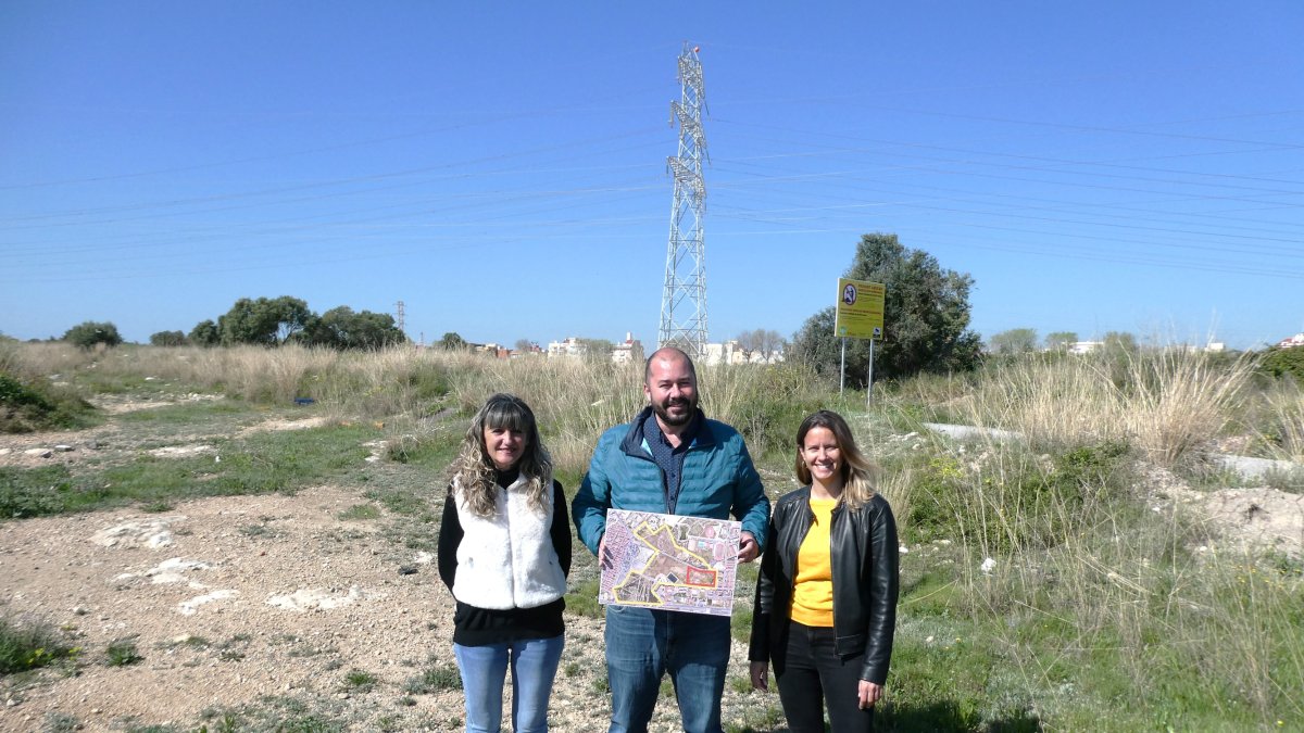 Los consejeros Xavi Puig, Maria Roig y Mary López en los terrenos de la futura laboral.