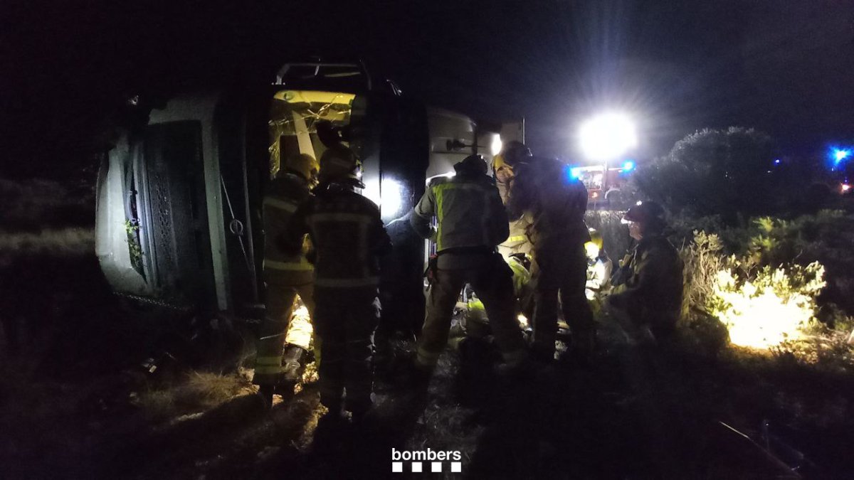 Imagen del camión volcado en la AP-7 en l'Ampolla esta madrugada.