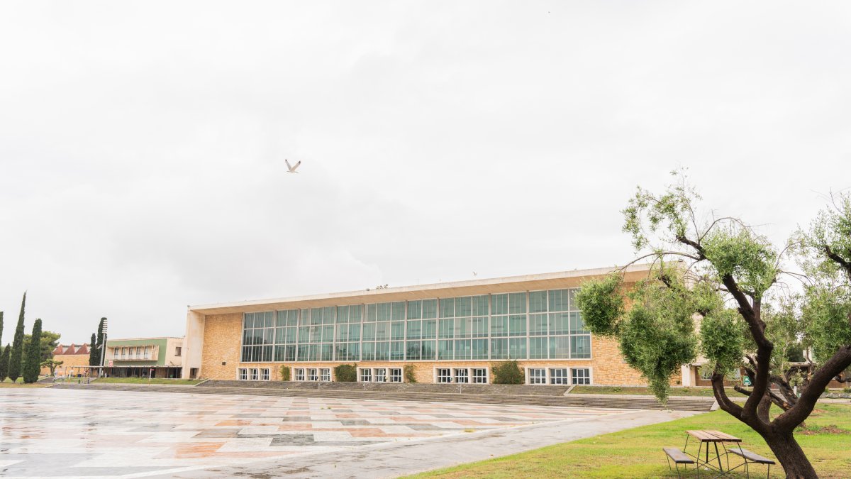 El Gobierno da apoyo al traslado del Complejo Educativo.