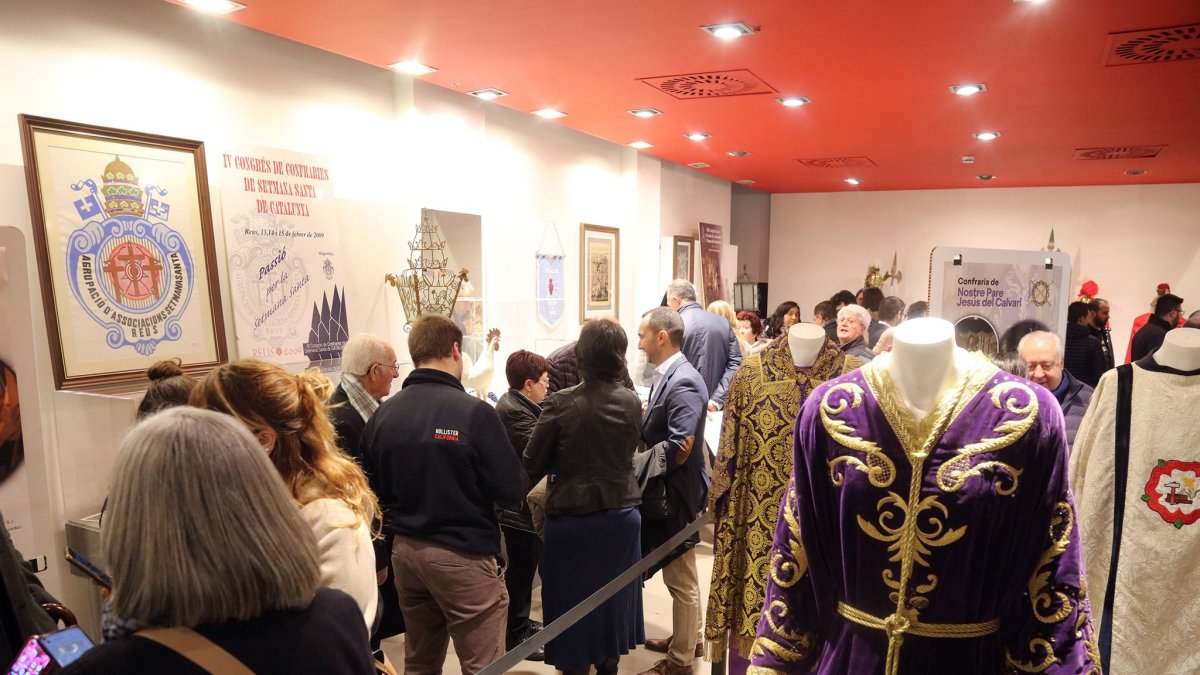 Varias personas visitando la exposición.