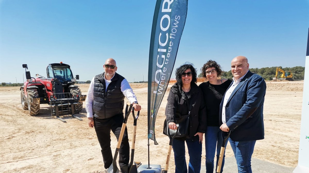 El equipo de gobierno del Ayuntamiento de Bràfim en el acto de colocación de la 1.ª piedra de la nave de Logicor.