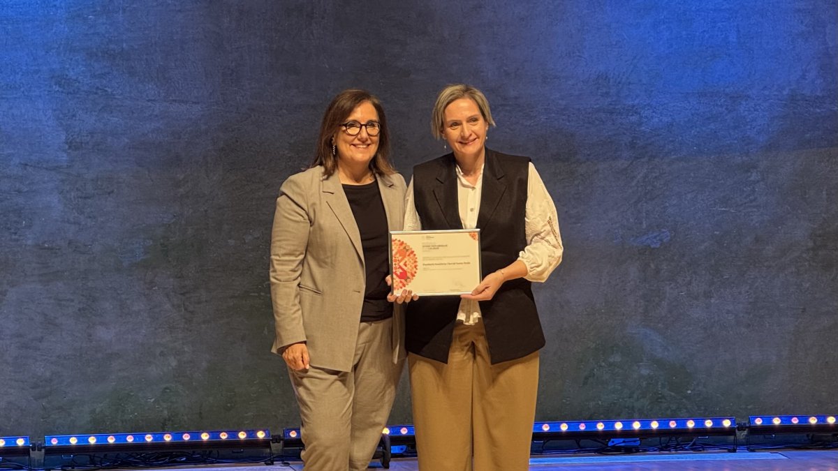 Txell Garcia, directora del área de Personas Mayores de la Xarxa Santa Tecla, en el momento de recoger el premio de manos de la Fundación Avedis Donabedian.