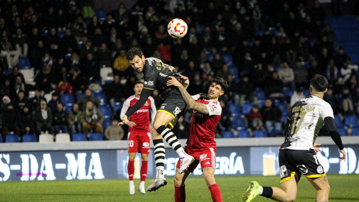 El jugador del Nàstic, Óscar Sanz, en un duelo contra el atacante del Unionistas De la Nava.