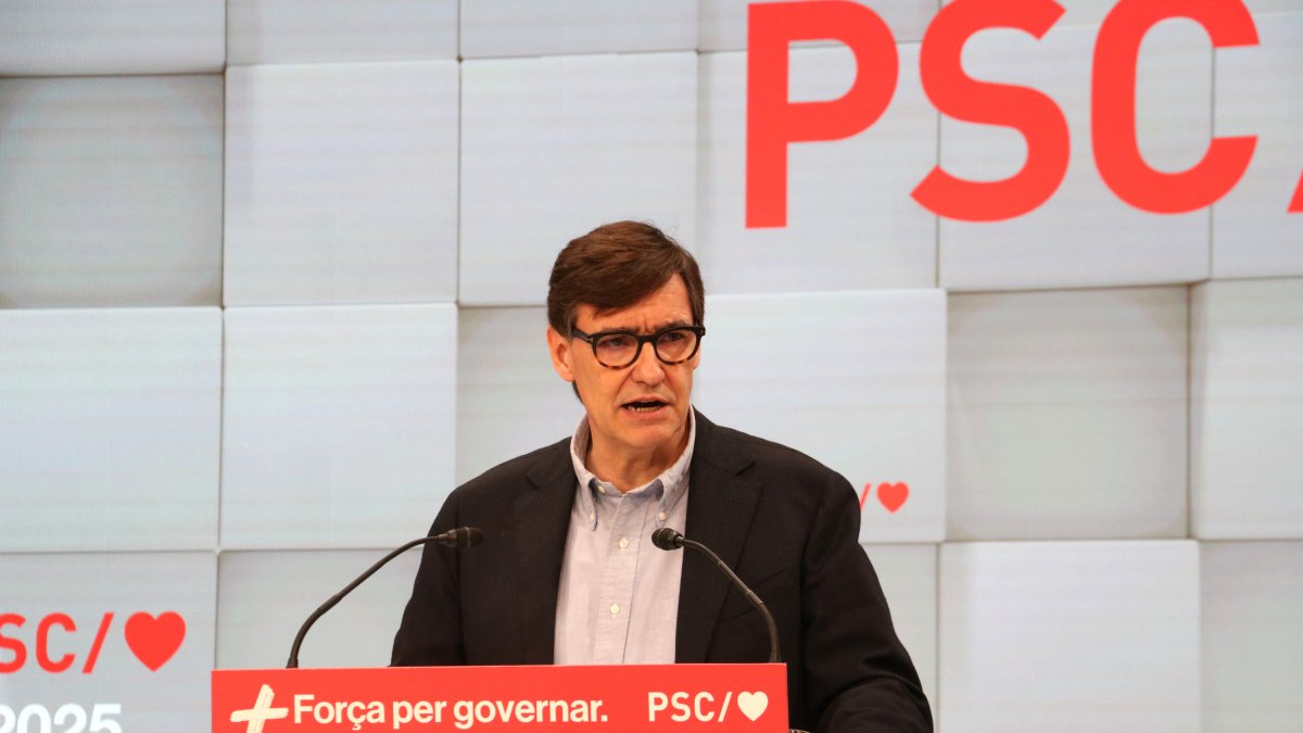 El president de la Generalitat, Salvador Illa, intervenint a la seu del PSC