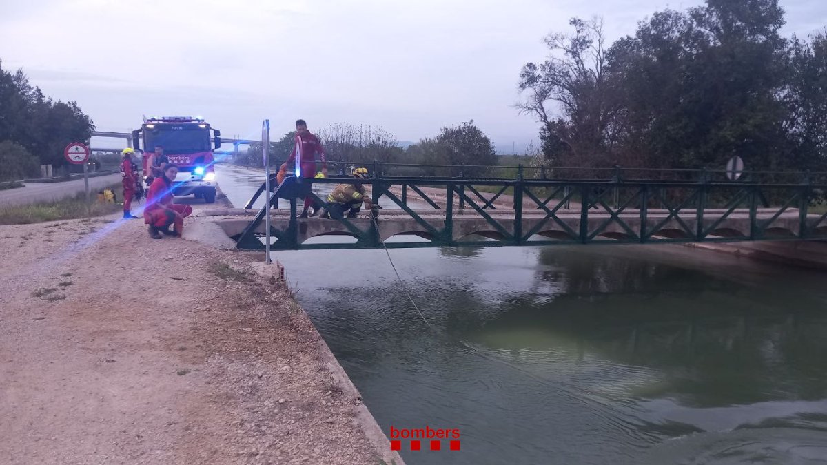 Imatge dels Bombers treballant en l'accident al canal dret de l'Ebre a Amposta