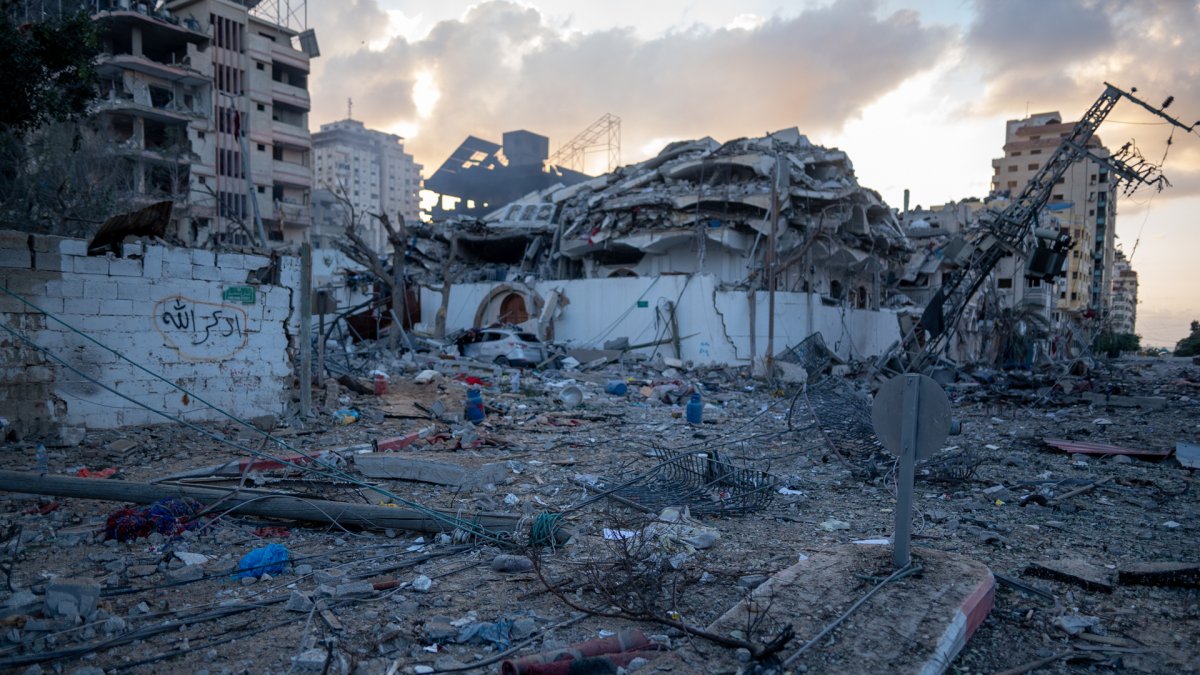 Imagen de archivo de un área destruida a causa de los ataques aéreos de las fuerzas de defensa israelíes en el vecindario de Al-Remal, en el centro y el oeste de Gaza.