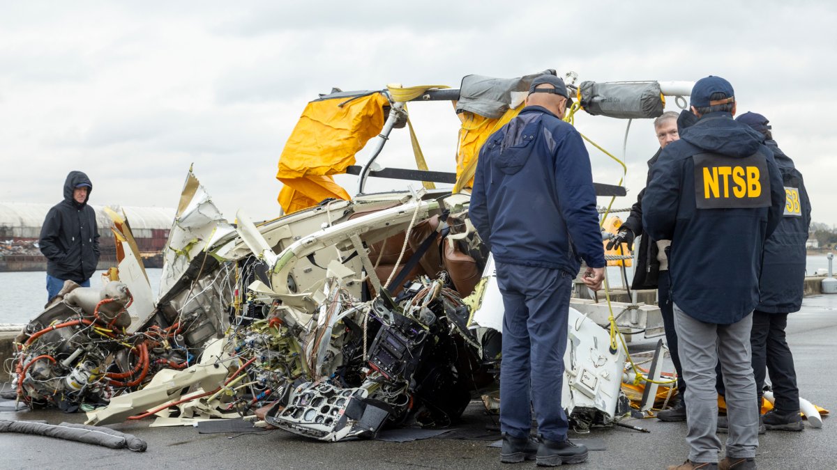 Cabina del helicóptero accidentado recuperada del río Hudson