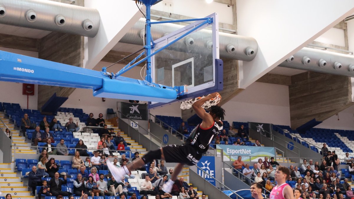 Un jugador del Fibwi Palma executant una esmaixada.