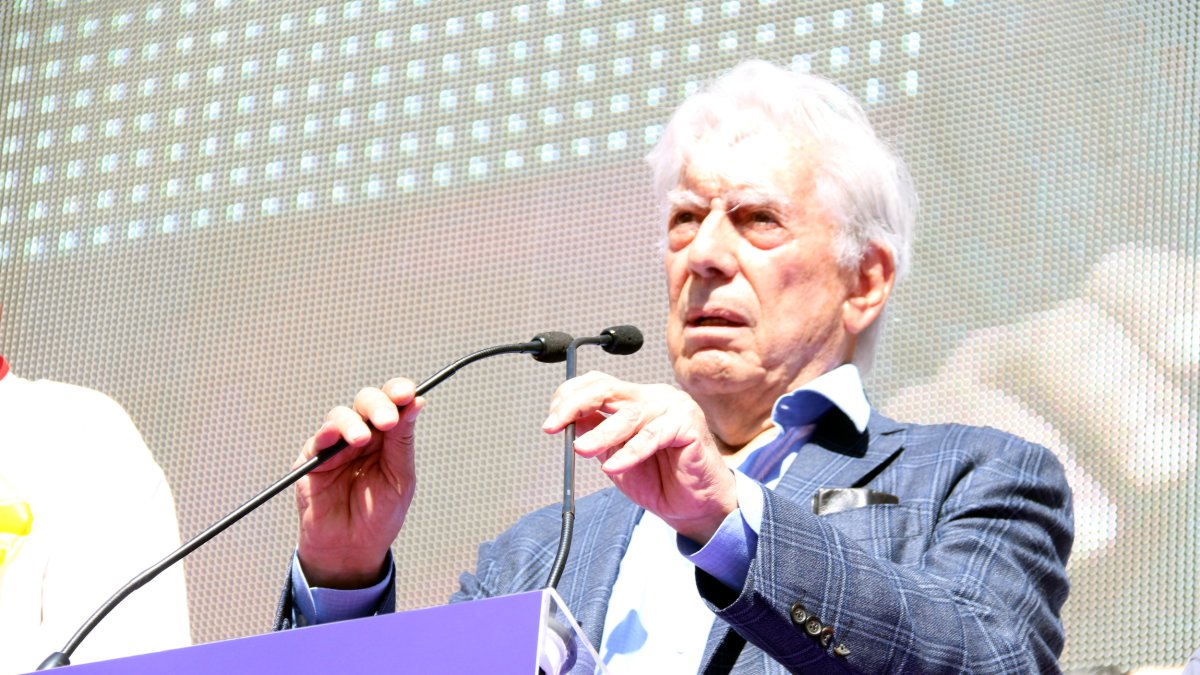 El premio Nobel de Literatura, Mario Vargas Llosa, durante un parlamento.