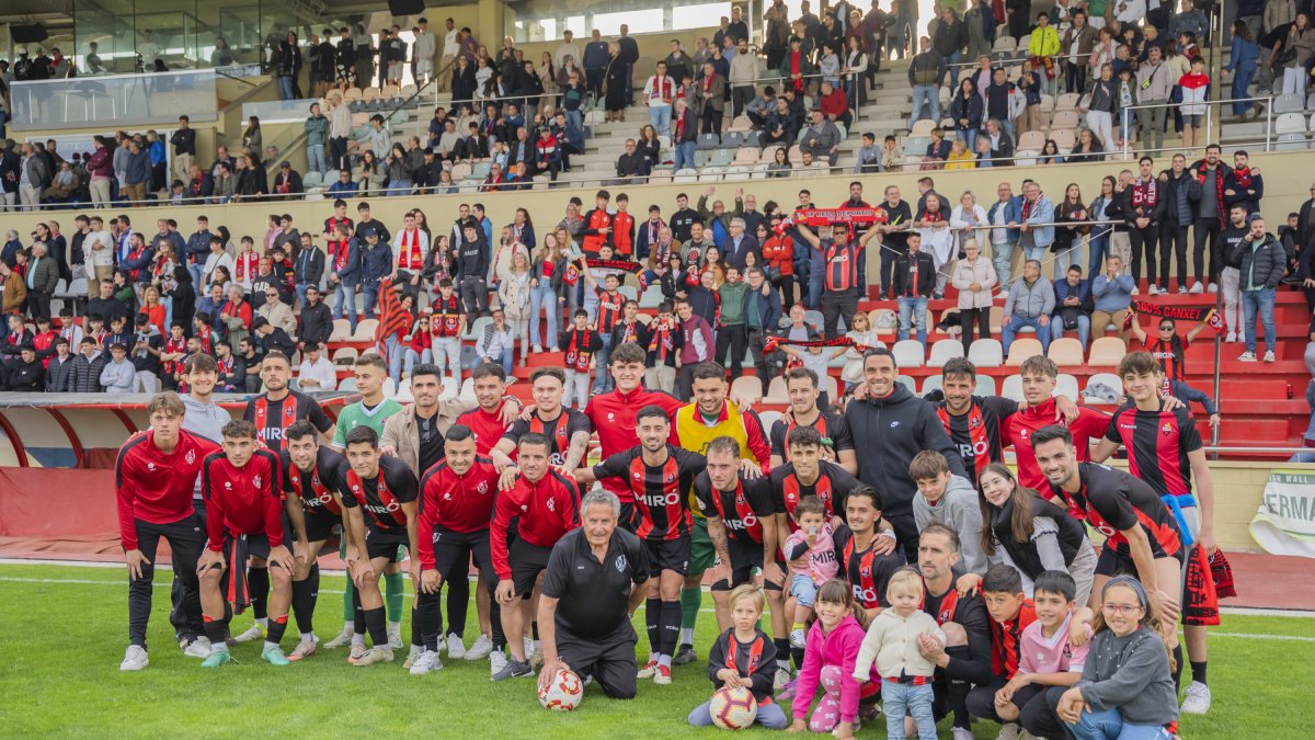 Los jugadores del Reus FC Reddis en una foto de familia después del partido con su afición.