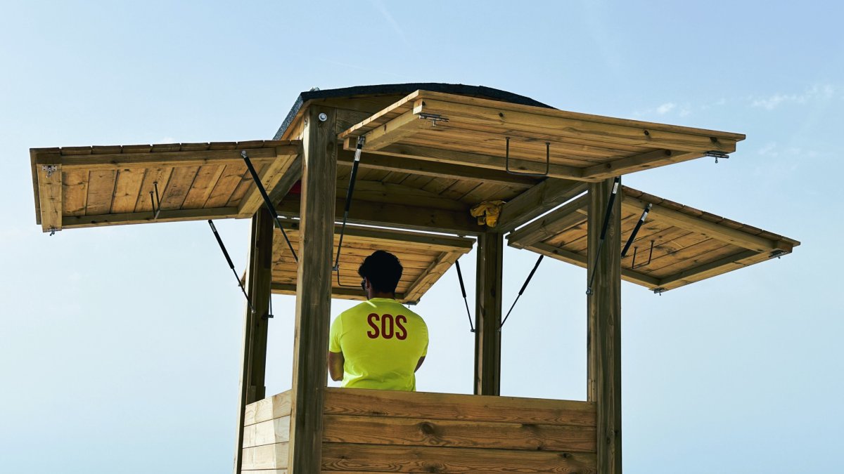 Imatge d'arxiu d'un socorrista a Torredembarra.