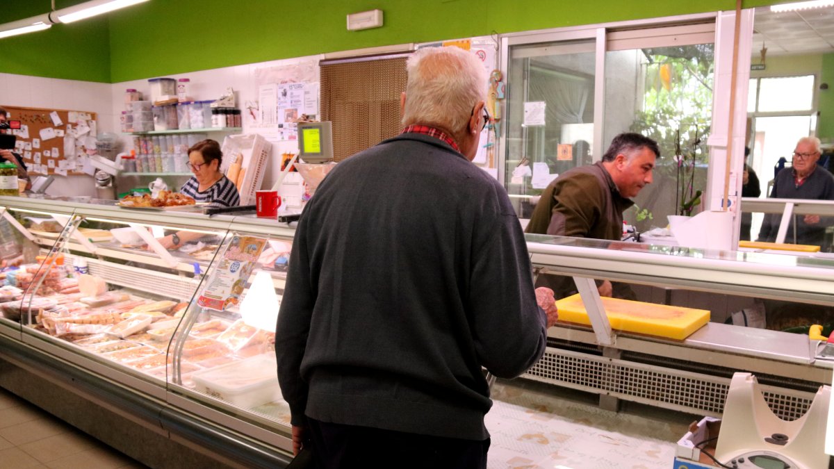 Un cliente compra en una tienda de comestibles de Aldover, de los adheridos al proyecto Radar.
