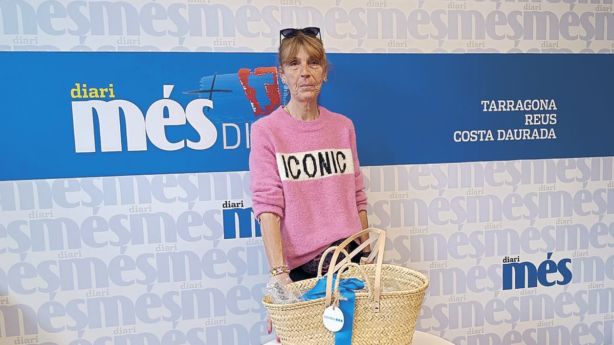Cristina Porta Terradas con la cesta de Caprabo y Diari Més