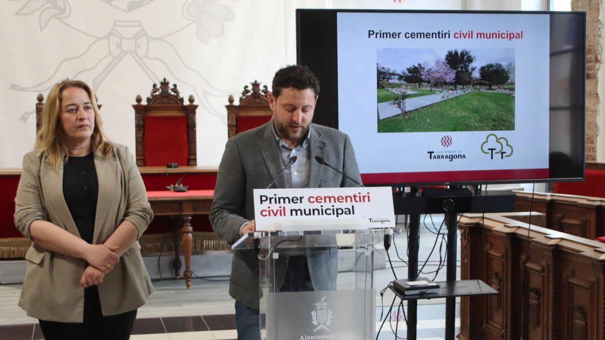 El alcalde de Tarragona, Rubén Viñuales, y la presidenta de Emserfumt, Ivana Martínez, durante la presentación del cementerio civil municipal.